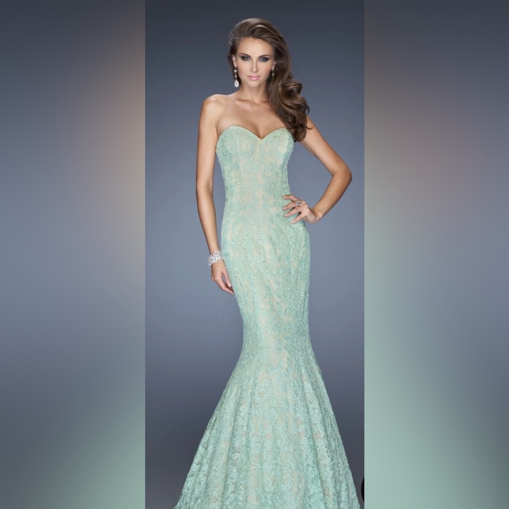 La Femme mermaid gown Size 2. NWT, Lime green, lace, strapless sweetheart gown.
